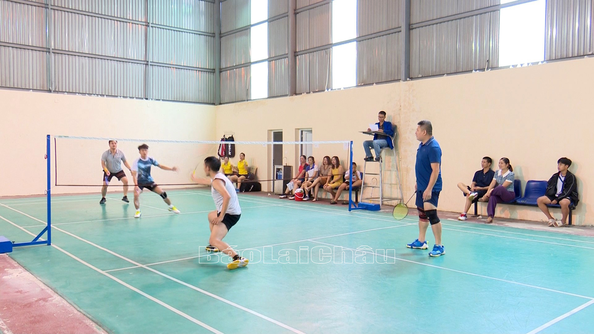 Trận thi đấu giữa đôi nam Báo Lai Châu gặp Đài Phát thanh-Truyền hình tỉnh.